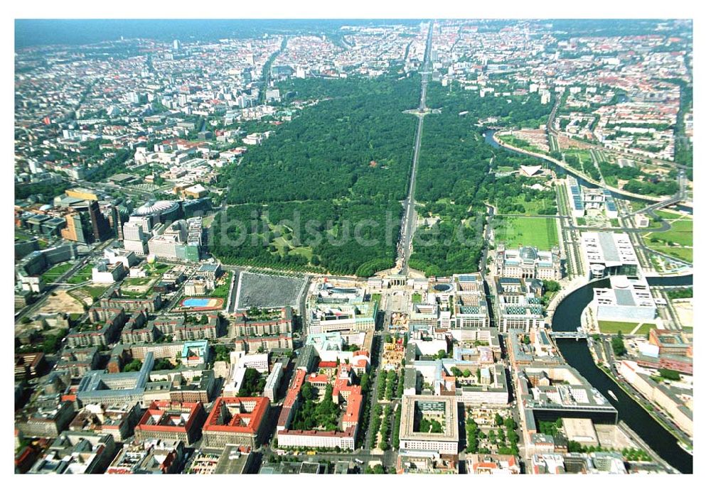 Luftbild Berlin - Blick auf das Stadtzentrum Berlin-Mitte vom Pariser Platz