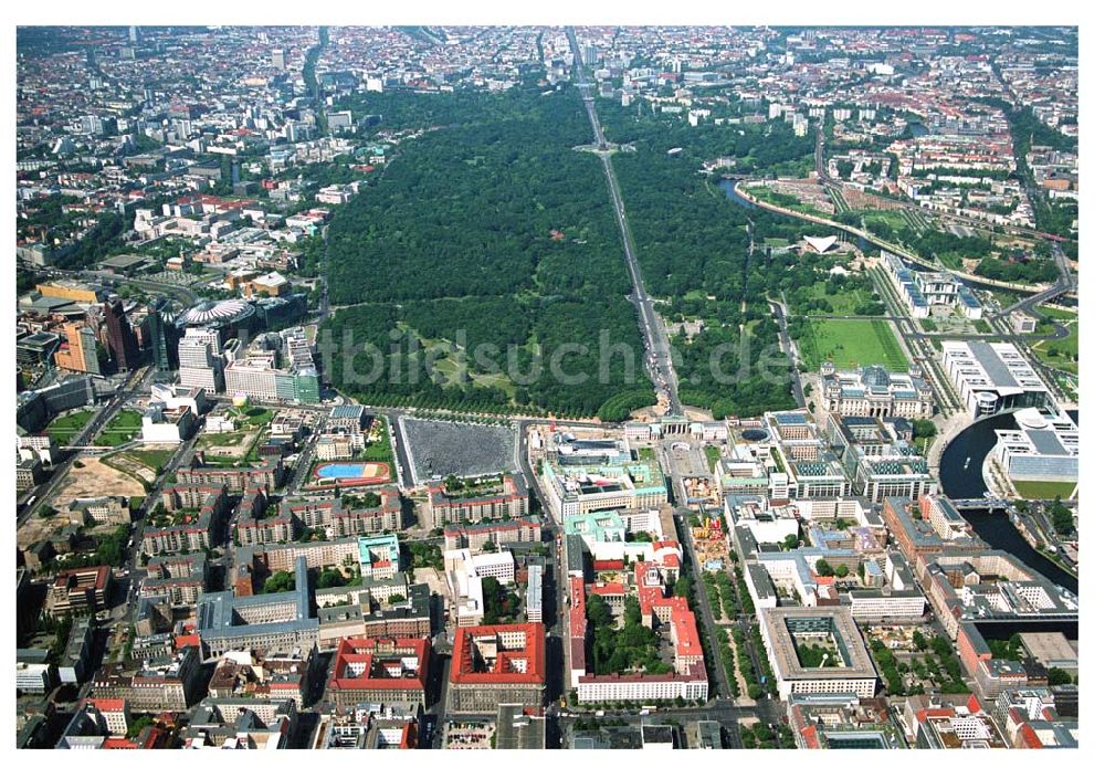 Luftaufnahme Berlin - Blick auf das Stadtzentrum Berlin-Mitte vom Pariser Platz