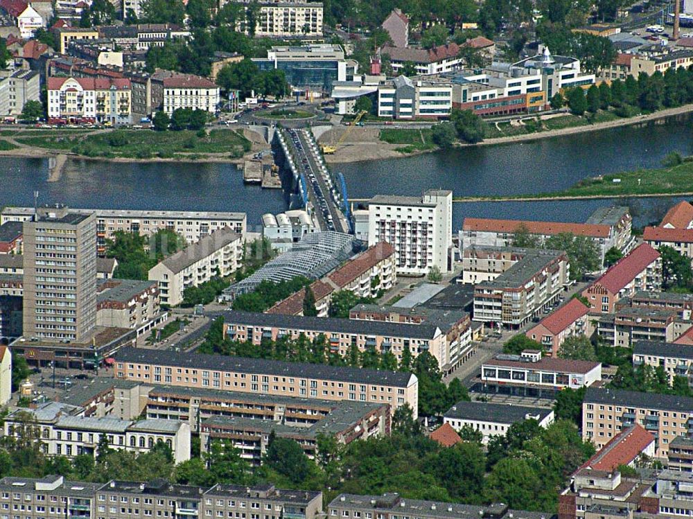 Luftaufnahme Frankfurt / Oder - Blick auf das Stadtzentrum von Frankfurt / Oder mit dem neuen Einkaufszentrum und dem neu umgebauten Grenzübergang über die Oder