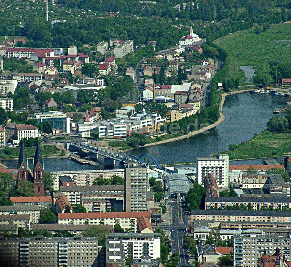 Luftbild Frankfurt / Oder - Blick auf das Stadtzentrum von Frankfurt / Oder mit dem neuen Einkaufszentrum und dem neu umgebauten Grenzübergang über die Oder