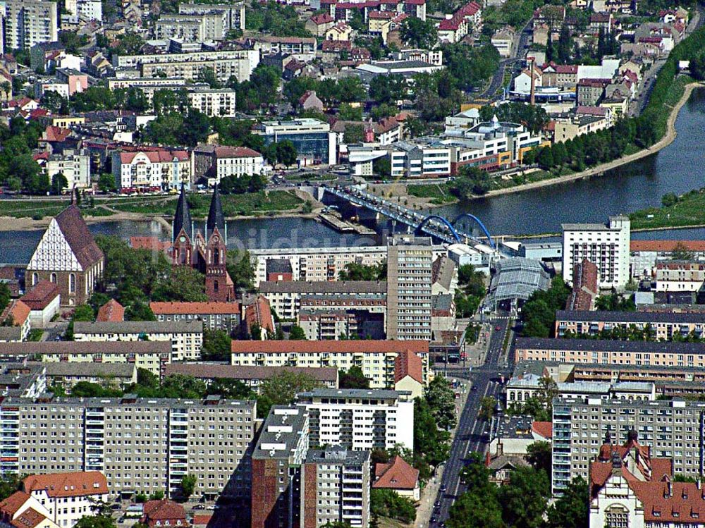 Luftaufnahme Frankfurt / Oder - Blick auf das Stadtzentrum von Frankfurt / Oder mit dem neuen Einkaufszentrum und dem neu umgebauten Grenzübergang über die Oder