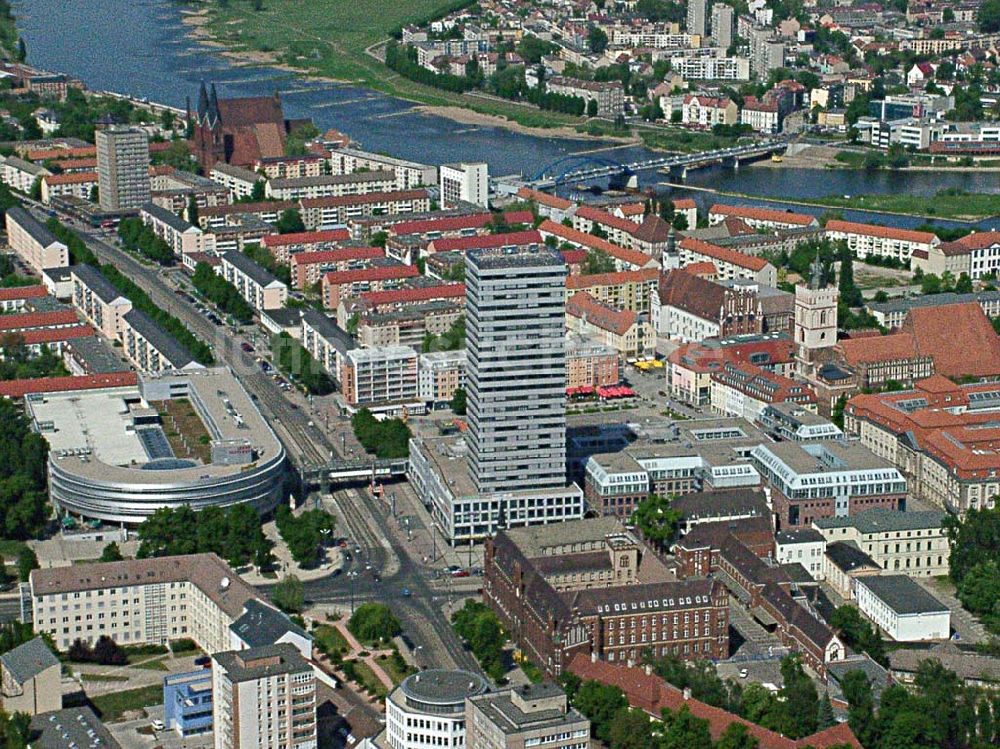 Luftaufnahme Frankfurt / Oder - Blick auf das Stadtzentrum von Frankfurt / Oder mit dem neuen Einkaufszentrum und dem neu umgebauten Grenzübergang über die Oder