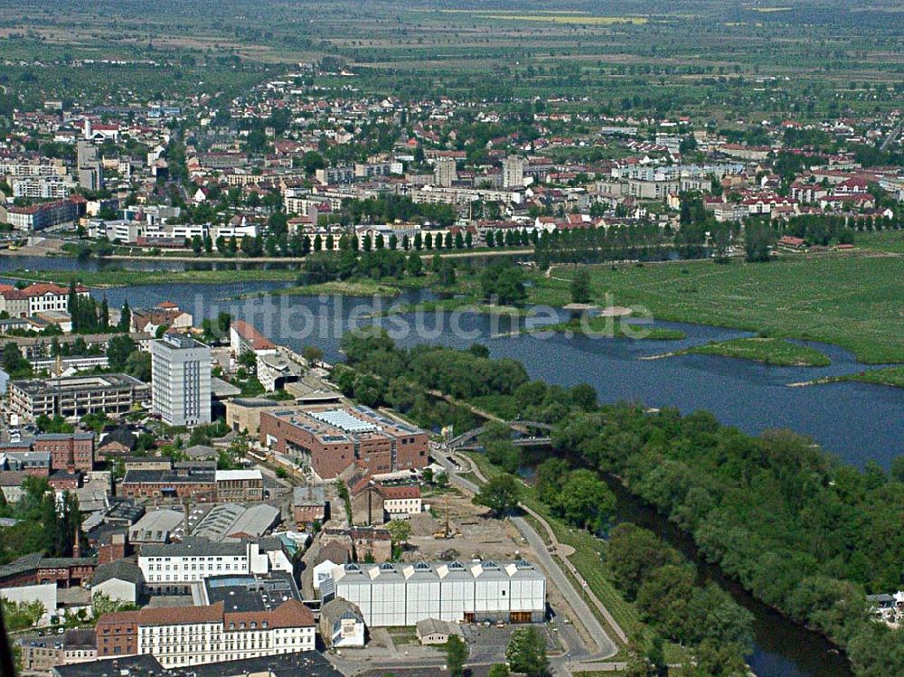 Frankfurt / Oder aus der Vogelperspektive: Blick auf das Stadtzentrum von Frankfurt / Oder mit dem neuen Einkaufszentrum und dem neu umgebauten Grenzübergang über die Oder