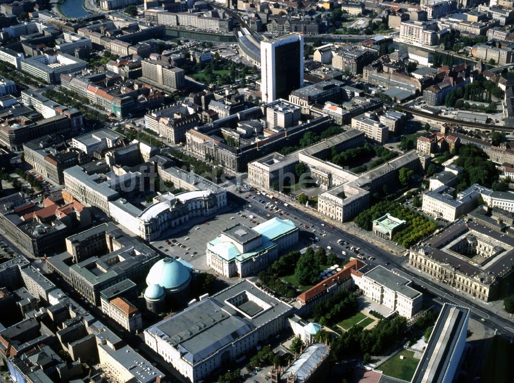 Luftaufnahme Berlin - Blick auf das Stadtzentrum an der Straße Unter den Linden in Berlin-Mitte