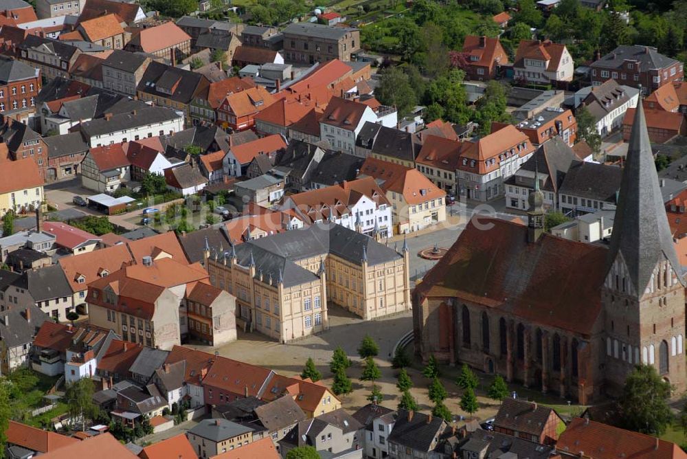 Luftbild Bützow - Blick auf die Stiftskirche St. Maria, St. Johannes und St. Elisabeth in Bützow