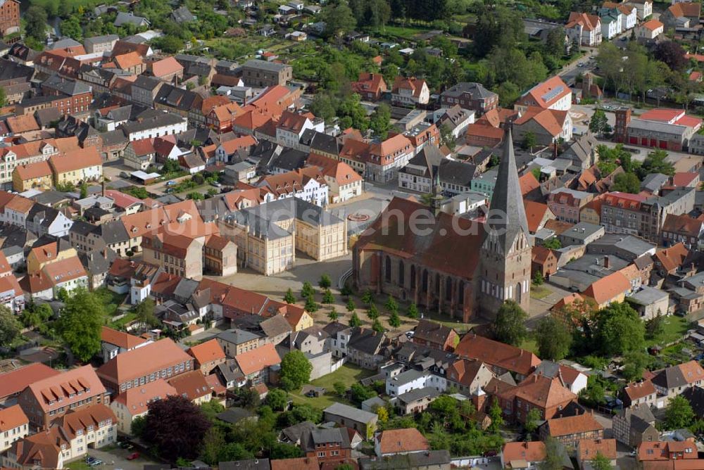 Luftaufnahme Bützow - Blick auf die Stiftskirche St. Maria, St. Johannes und St. Elisabeth in Bützow