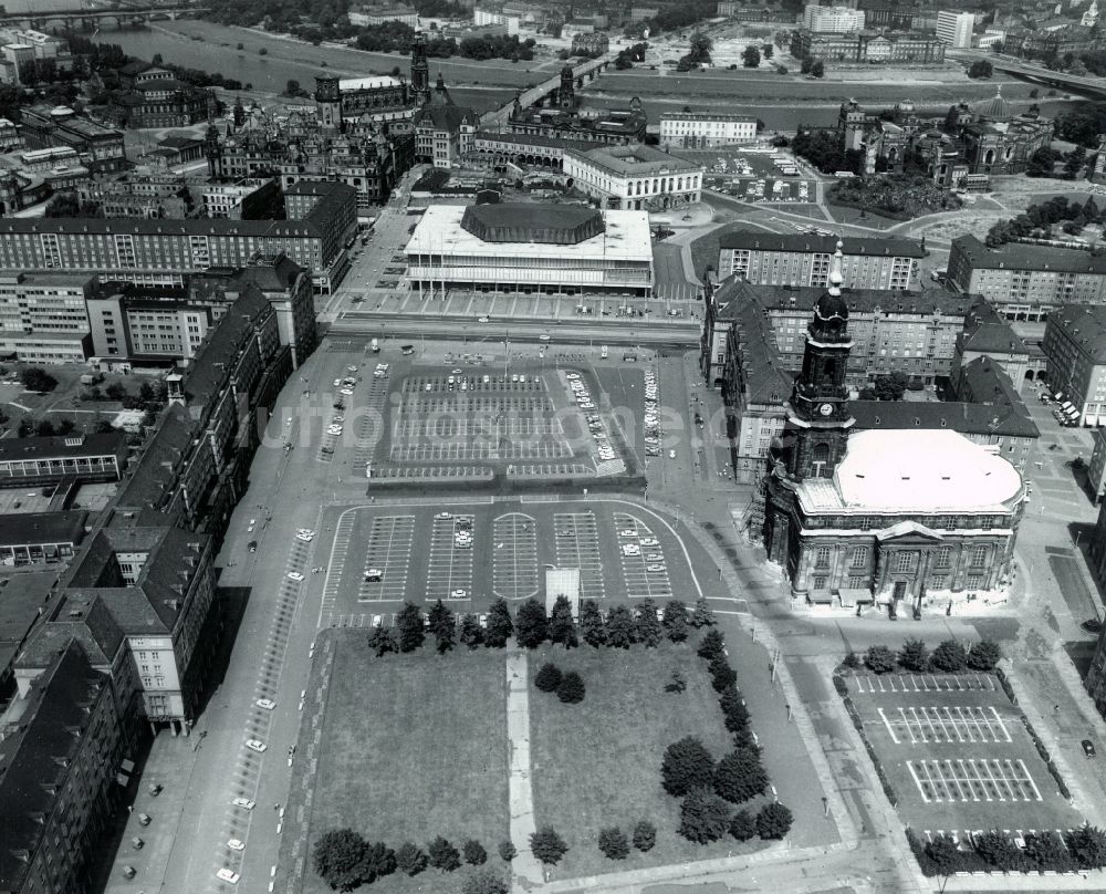 Luftaufnahme Dresden - Blick auf den Striezelmarkt am Altmarkt in Dresden im Bundesland Sachsen