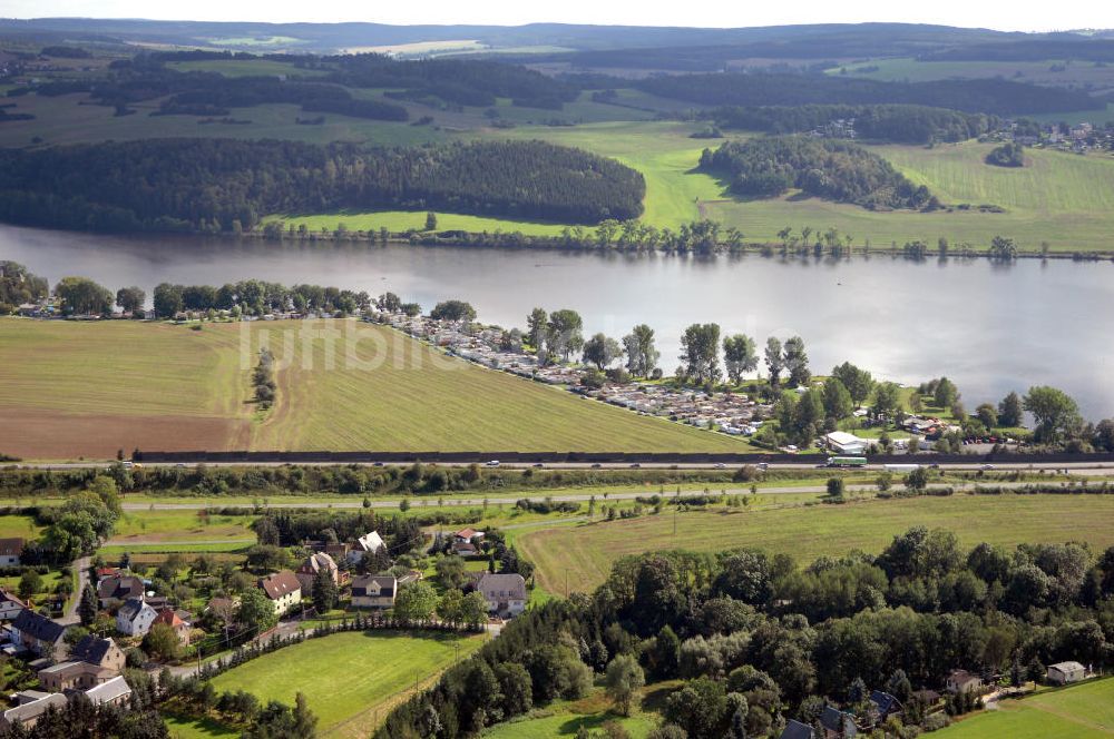 Luftaufnahme Oelsnitz - Blick auf die Talsperre Pirk mit einem Campingplatz und der A 72