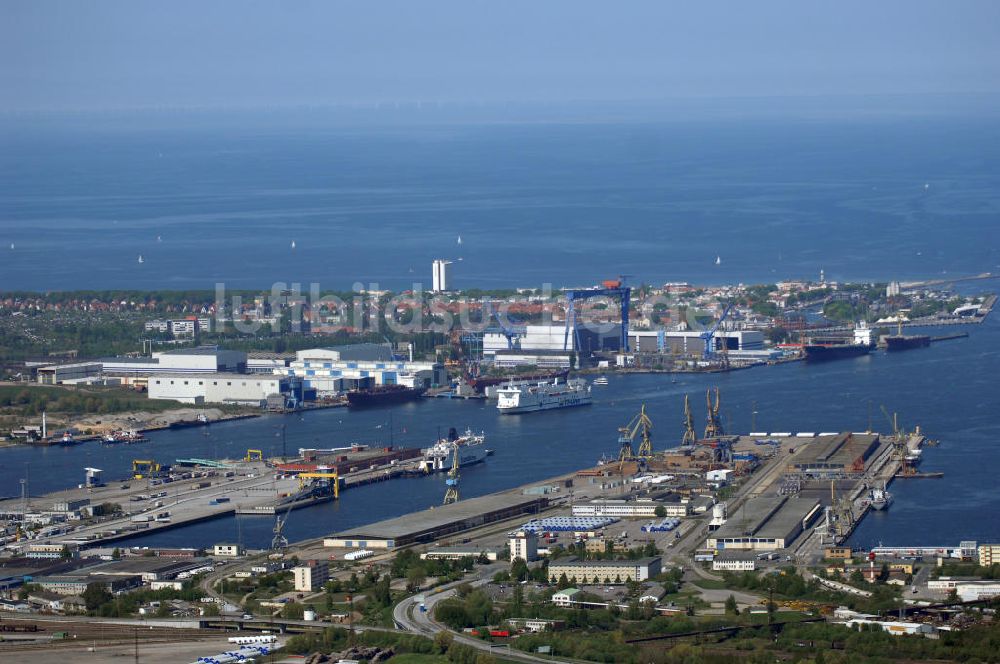 Luftaufnahme Rostock - Blick auf Teil des Rostocker Hafens