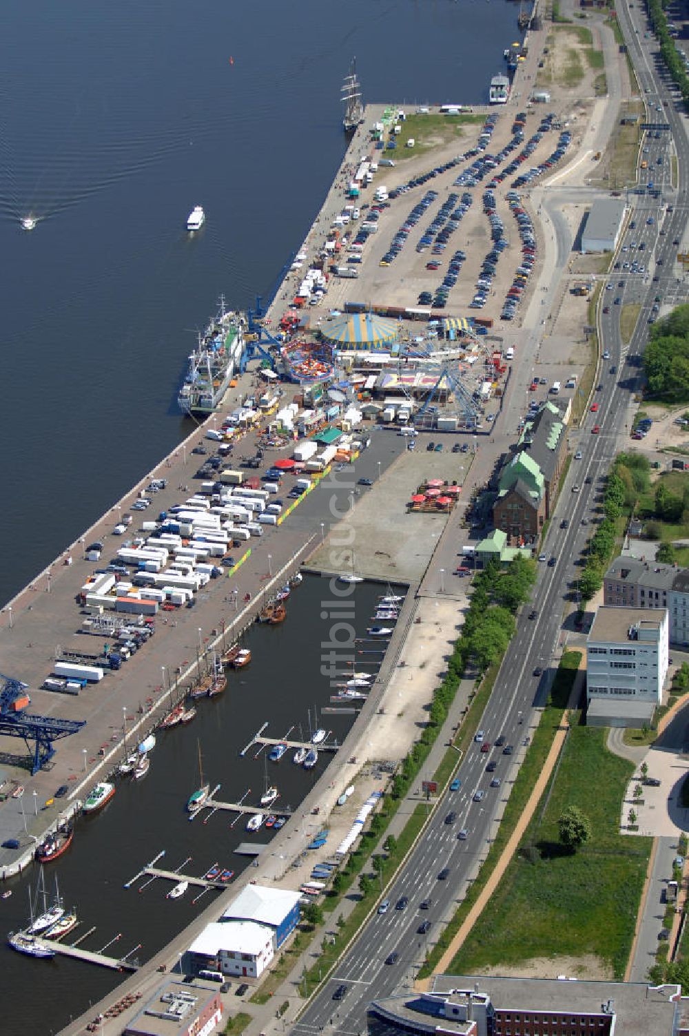 Rostock aus der Vogelperspektive: Blick auf Teil des Rostocker Hafens am Warnowufer