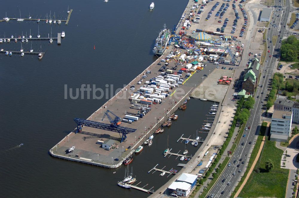 Luftbild Rostock - Blick auf Teil des Rostocker Hafens am Warnowufer