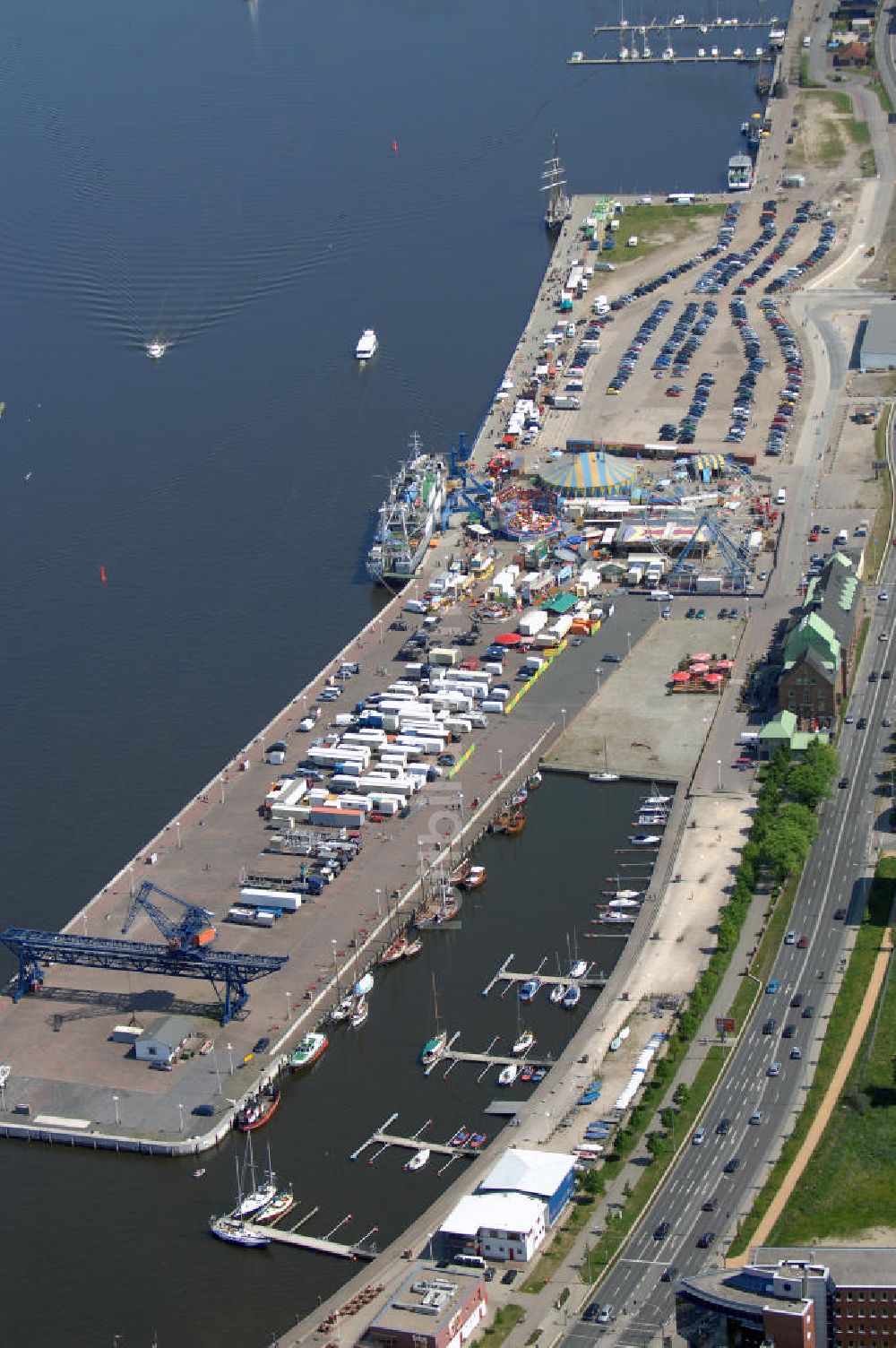 Luftaufnahme Rostock - Blick auf Teil des Rostocker Hafens am Warnowufer