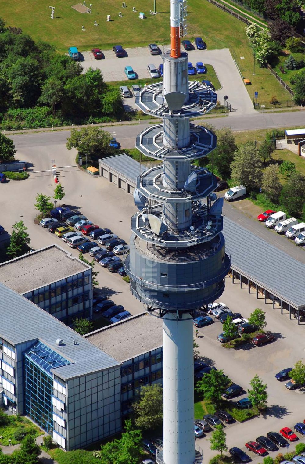 Leipzig aus der Vogelperspektive: Blick auf den Telekom Funkturm in Holzhausen