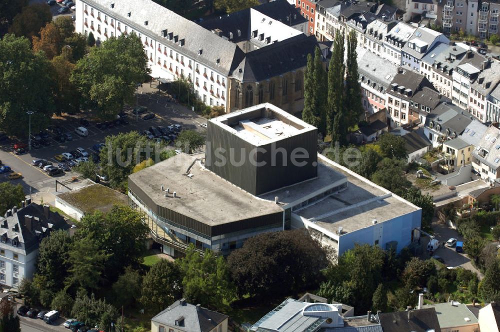 Trier aus der Vogelperspektive: Blick auf das Theater in der Innenstadt von Trier