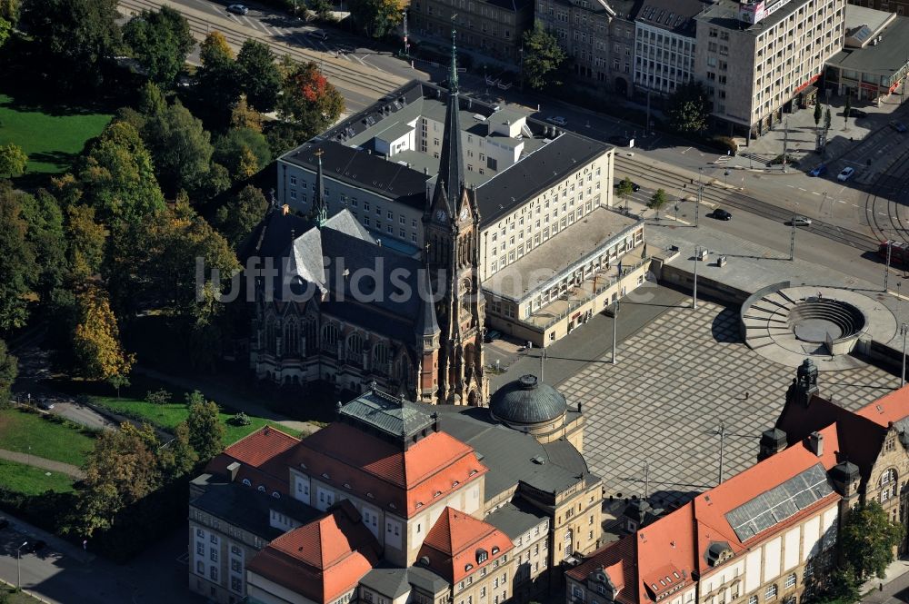 Chemnitz aus der Vogelperspektive: Blick auf den Theaterplatz mit St. Petrikirche in Chemnitz in Sachsen