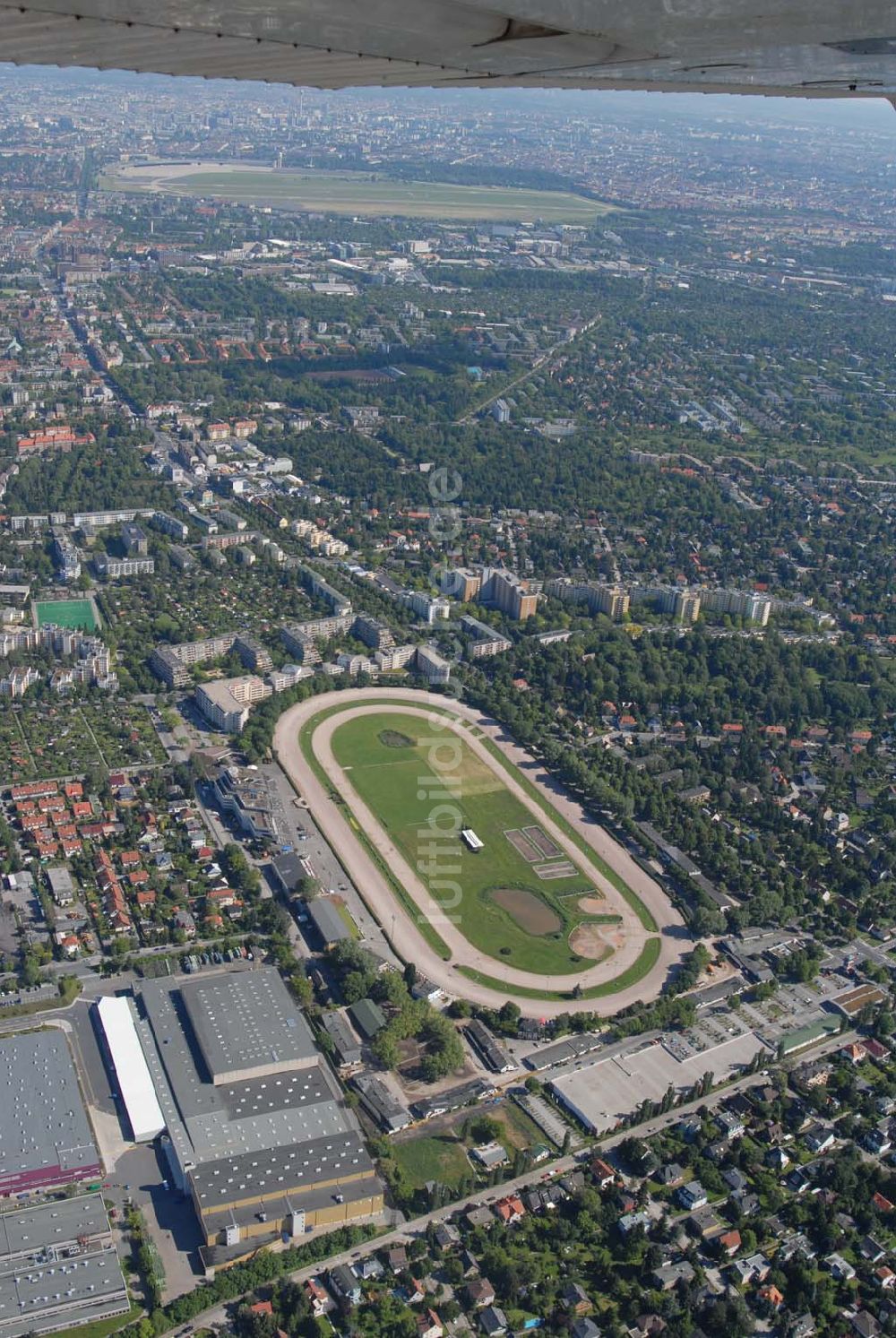 Berlin aus der Vogelperspektive: Blick auf die Trabrennbahn in Berlin-Mariendorf