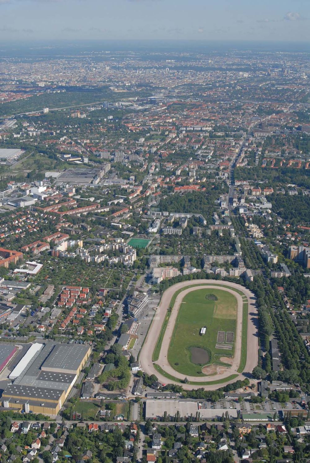 Luftaufnahme Berlin - Blick auf die Trabrennbahn in Berlin-Mariendorf