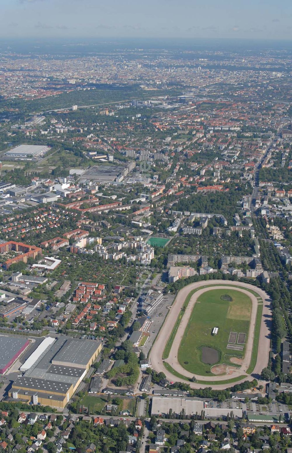 Berlin von oben - Blick auf die Trabrennbahn in Berlin-Mariendorf