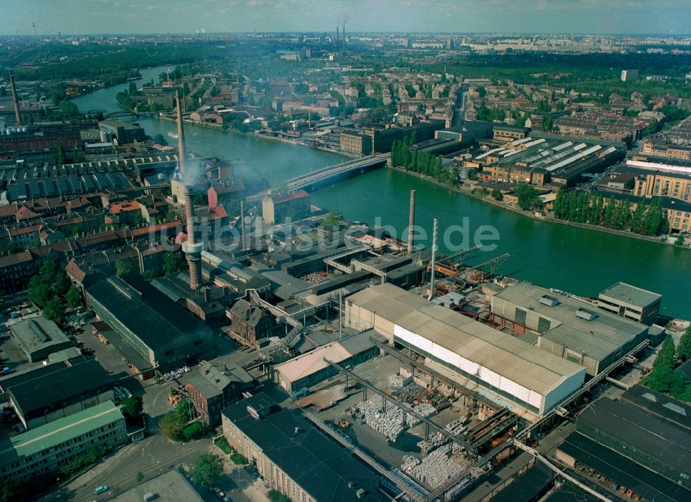 Luftbild Berlin - Blick auf die Treskowbrücke die über die Spree führt mit angrenzender Industrie in Berlin-Oberschöneweide