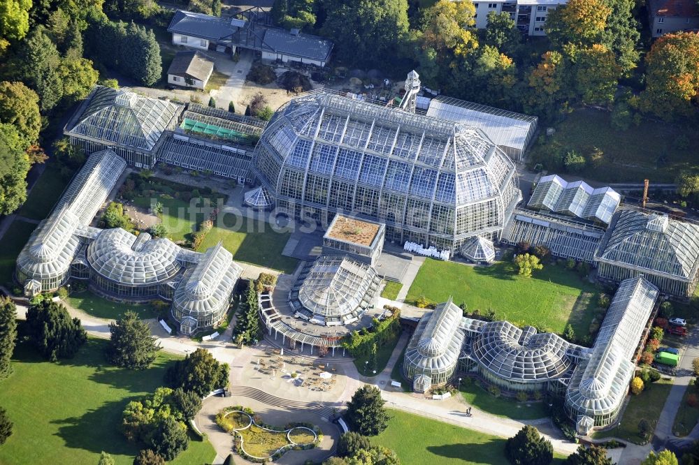 Luftaufnahme Berlin - Blick auf das Tropenhaus im Botanischen Garten im Bezirk Steglitz-Zehlendorf Berlin