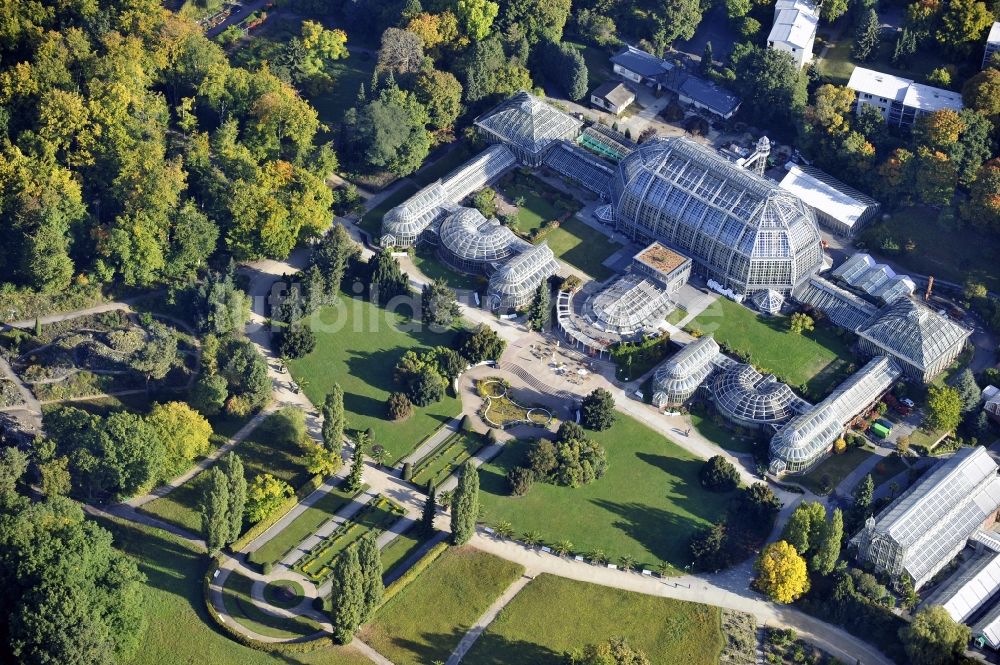 Luftbild Berlin - Blick auf das Tropenhaus im Botanischen Garten im Bezirk Steglitz-Zehlendorf Berlin