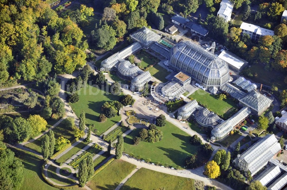 Luftaufnahme Berlin - Blick auf das Tropenhaus im Botanischen Garten im Bezirk Steglitz-Zehlendorf Berlin