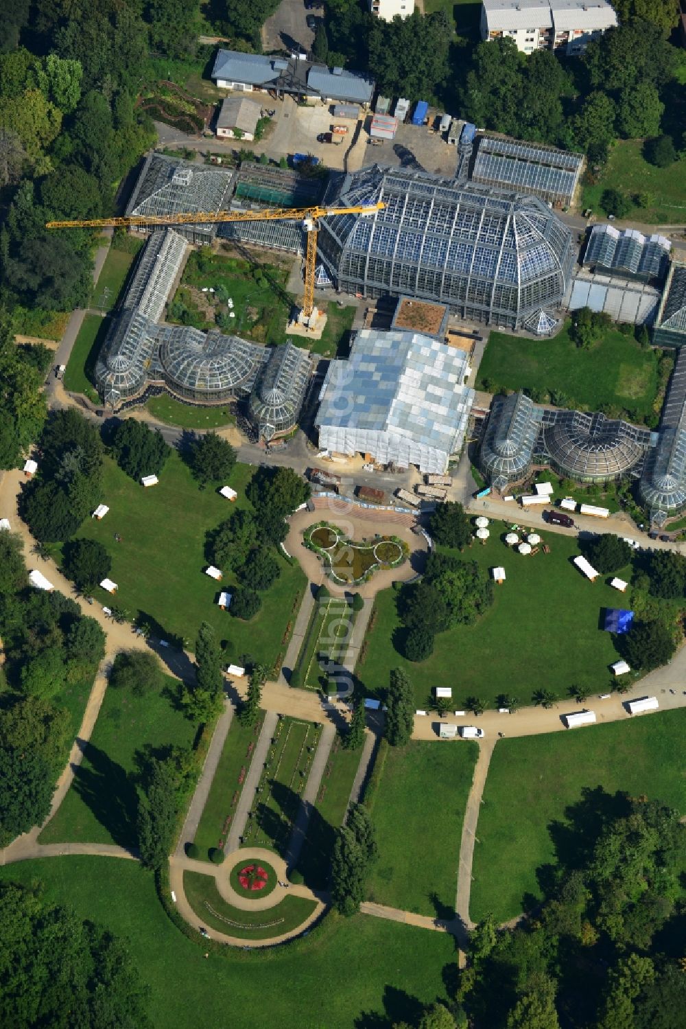 Berlin aus der Vogelperspektive: Blick auf das Tropenhaus im Botanischen Garten im Bezirk Steglitz-Zehlendorf Berlin