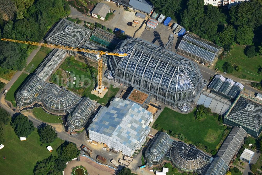 Luftaufnahme Berlin - Blick auf das Tropenhaus im Botanischen Garten im Bezirk Steglitz-Zehlendorf Berlin