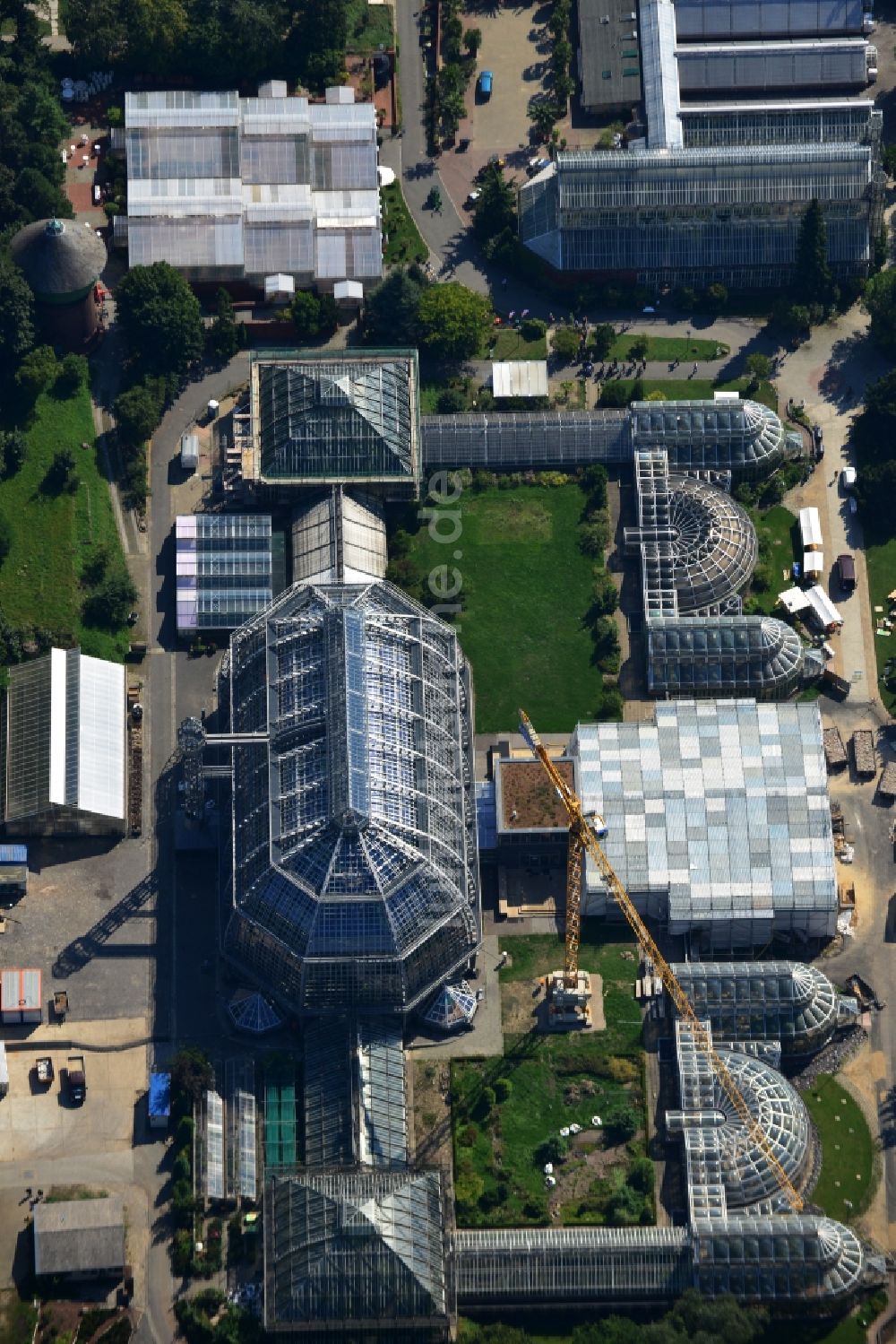 Luftaufnahme Berlin - Blick auf das Tropenhaus im Botanischen Garten im Bezirk Steglitz-Zehlendorf Berlin