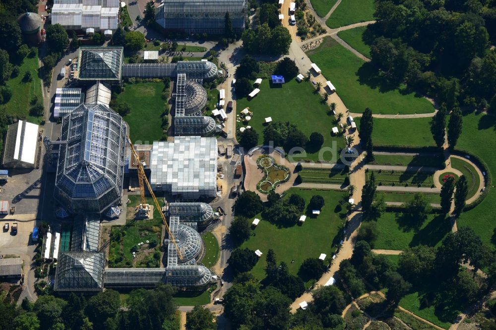 Berlin von oben - Blick auf das Tropenhaus im Botanischen Garten im Bezirk Steglitz-Zehlendorf Berlin