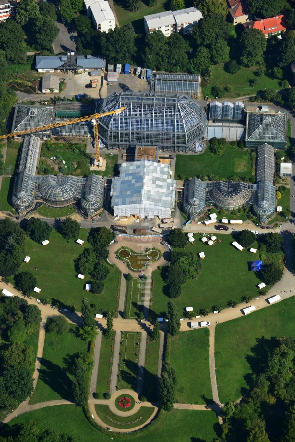 Berlin aus der Vogelperspektive: Blick auf das Tropenhaus im Botanischen Garten im Bezirk Steglitz-Zehlendorf Berlin