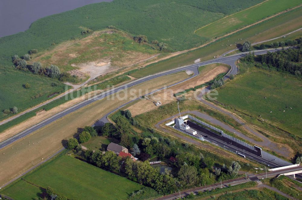 Luftbild Kleinensiel - Blick auf den Tunneleingang unter die Weser in Kleinensiel