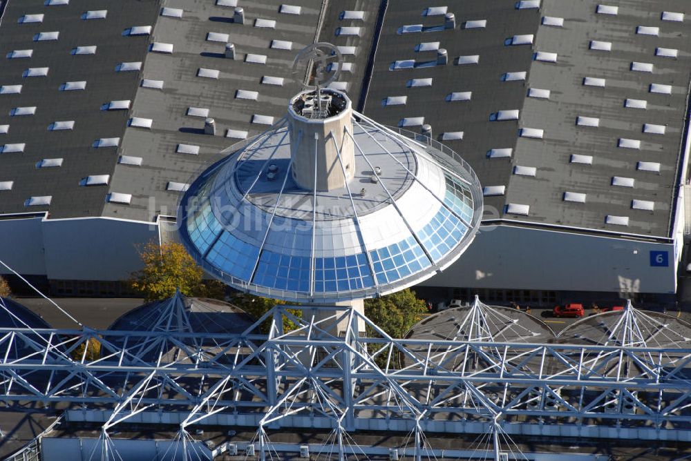 Hannover von oben - Blick auf den Turm des Convention Center auf dem Messegelände Hannover