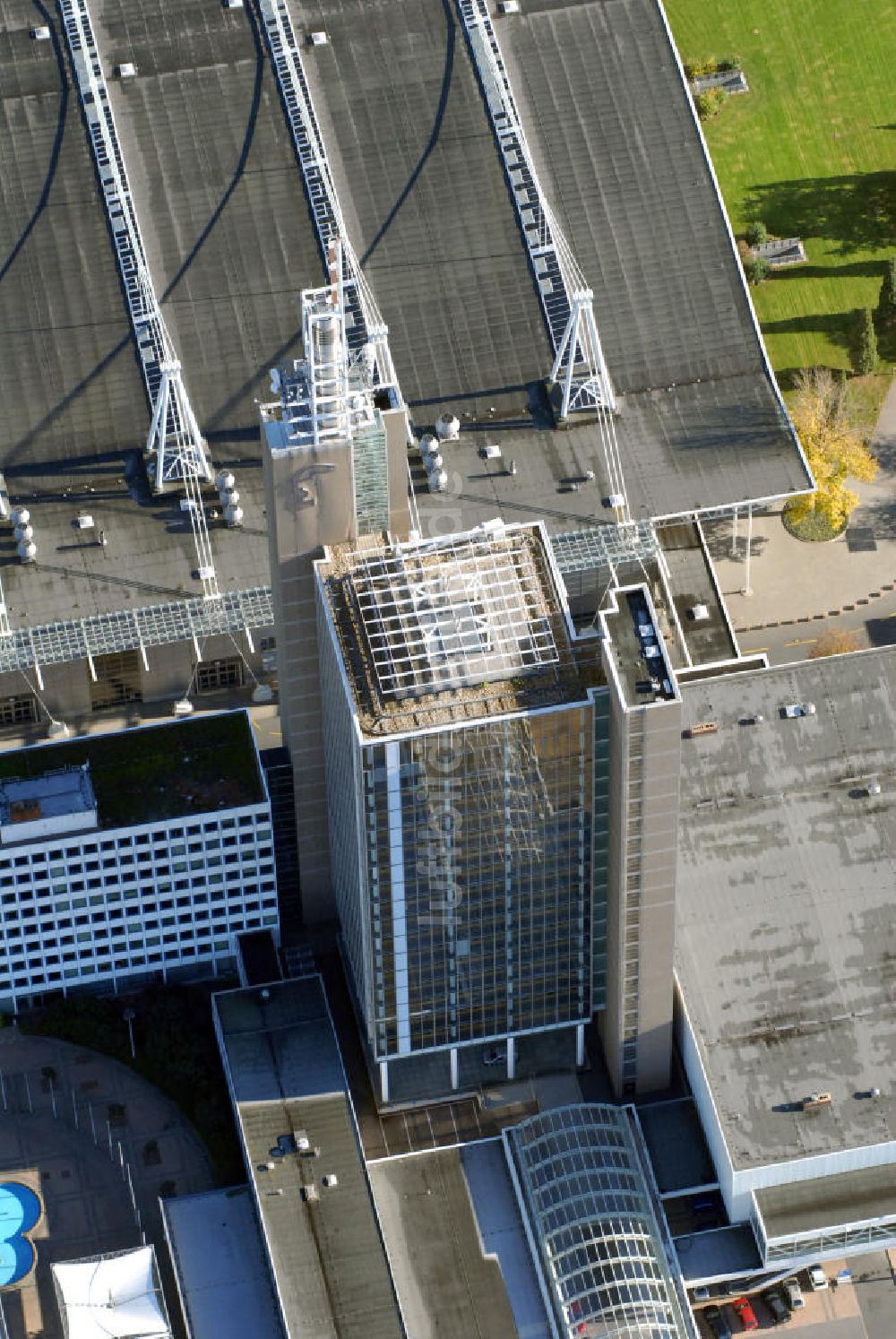 Luftbild Hannover - Blick auf den Turm an der Messehalle 19 auf dem Messegelände in Hannover