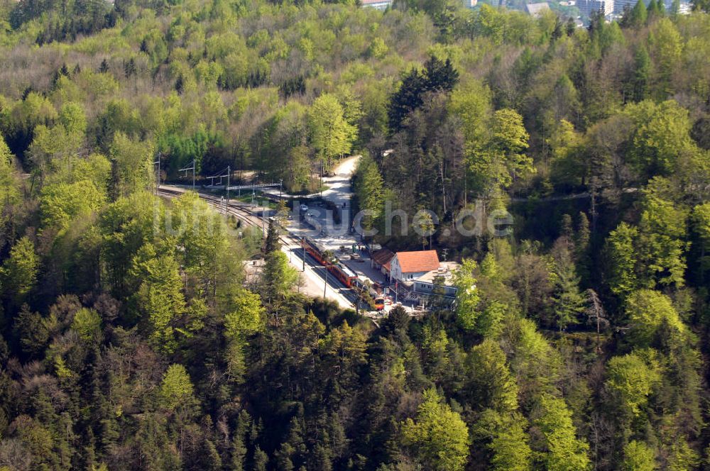 Luftaufnahme ZÜRICH - Blick auf den Uetliberg mit Bahnhof / Station Uetliberg in Zürich