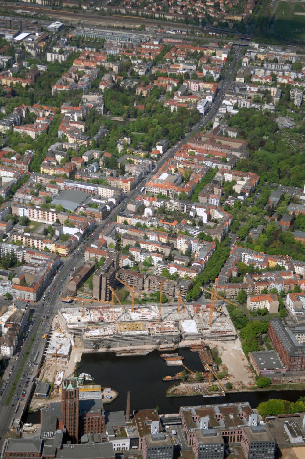 Berlin aus der Vogelperspektive: Blick auf den im Umbau befindlichen Tempelhofer Hafen