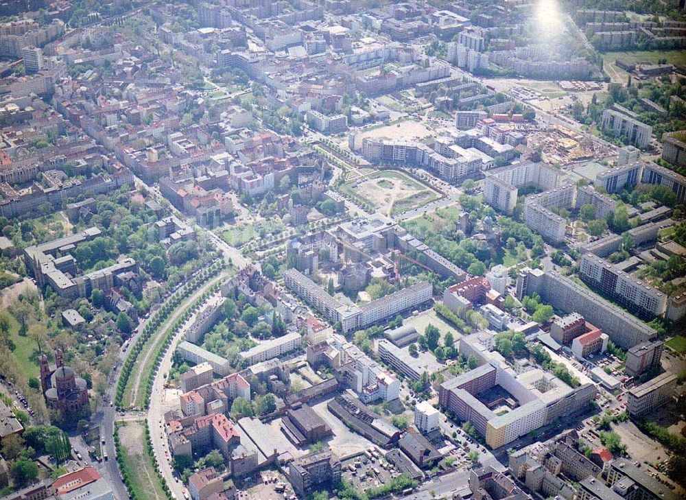 Luftaufnahme Berlin - Blick auf die Umbauarbeiten auf dem ehemaligen Grenzstreifen / Mauergelände befindlichen Engelbeckens vor der Michaelkirche in Kreuzberg