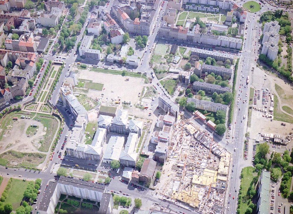 Berlin aus der Vogelperspektive: Blick auf die Umbauarbeiten auf dem ehemaligen Grenzstreifen / Mauergelände befindlichen Engelbeckens vor der Michaelkirche in Kreuzberg