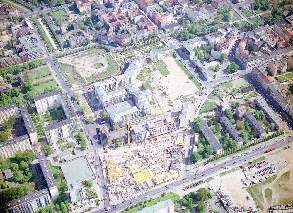 Luftbild Berlin - Blick auf die Umbauarbeiten auf dem ehemaligen Grenzstreifen / Mauergelände befindlichen Engelbeckens vor der Michaelkirche in Kreuzberg