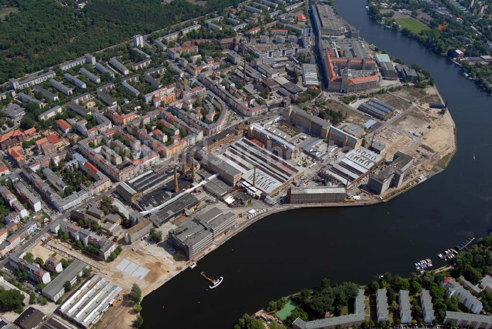 Luftaufnahme Berlin - Blick auf das im Umbruch befindliche ehemalige Industriegebiet Oberschöneweide