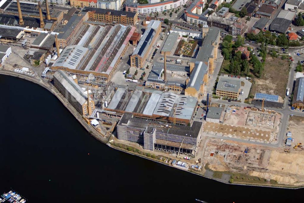 Luftaufnahme Berlin - Blick auf das im Umbruch befindliche ehemalige Industriegebiet Oberschöneweide