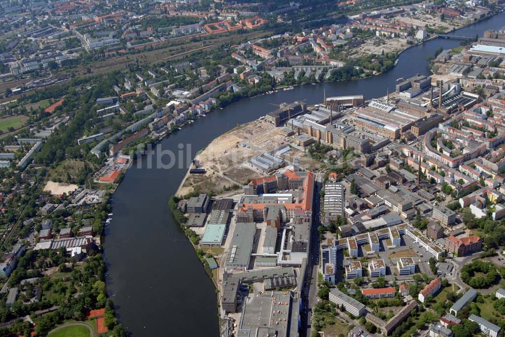 Luftaufnahme Berlin - Blick auf das im Umbruch befindliche ehemalige Industriegebiet Oberschöneweide