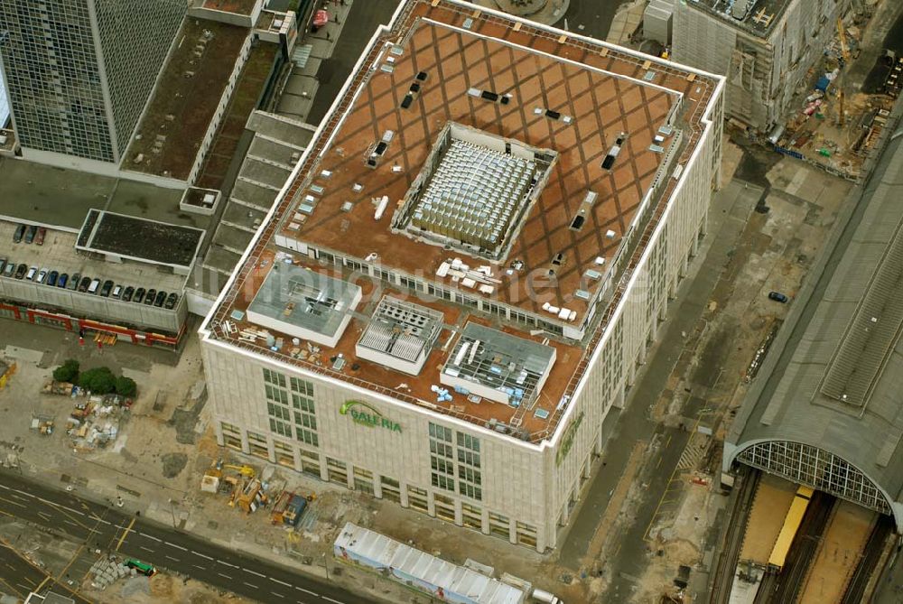 Luftaufnahme Berlin Mitte - Blick auf das umgebaute und neu eröffnete Kaufhof Flaggschiff am Berliner Alexanderplatz