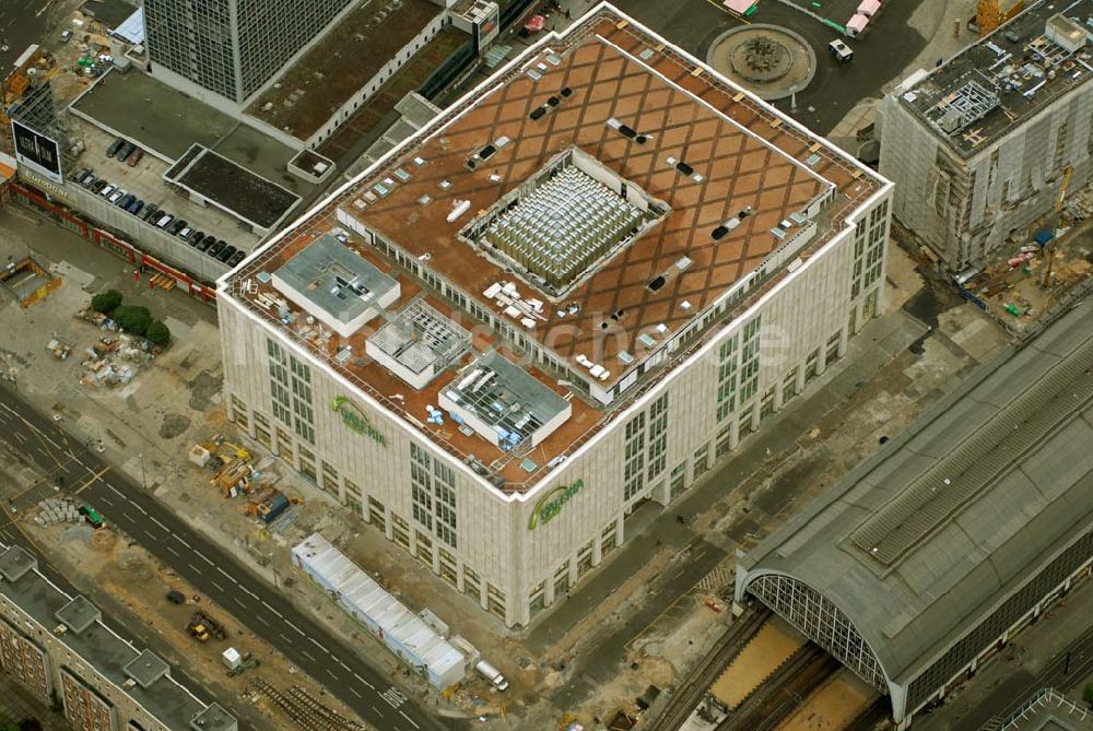 Luftaufnahme Berlin Mitte - Blick auf das umgebaute und neu eröffnete Kaufhof Flaggschiff am Berliner Alexanderplatz