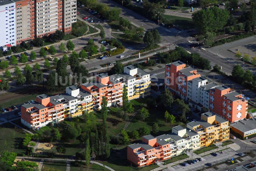 Berlin-Marzahn aus der Vogelperspektive: Blick die umgebaute Wohnsiedlung Havemannstraße - Rosenbecker Straße / Eichhorster Straße in Berlin-Marzahn / Ahrensfelde.