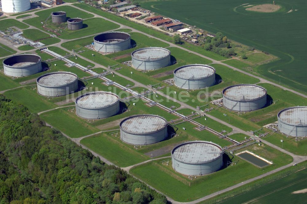 Rostock von oben - Blick auf das Umschlags- und Versorgungstanklager in Rostock-Peez