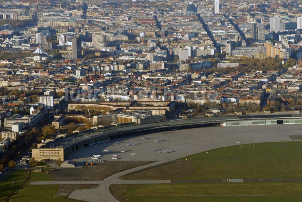 Berlin von oben - Blick auf das umstrittene Areal des Flughafens Berlin-Tempelhof mit dem Stadtzentrum von Berlin im Hintergrund