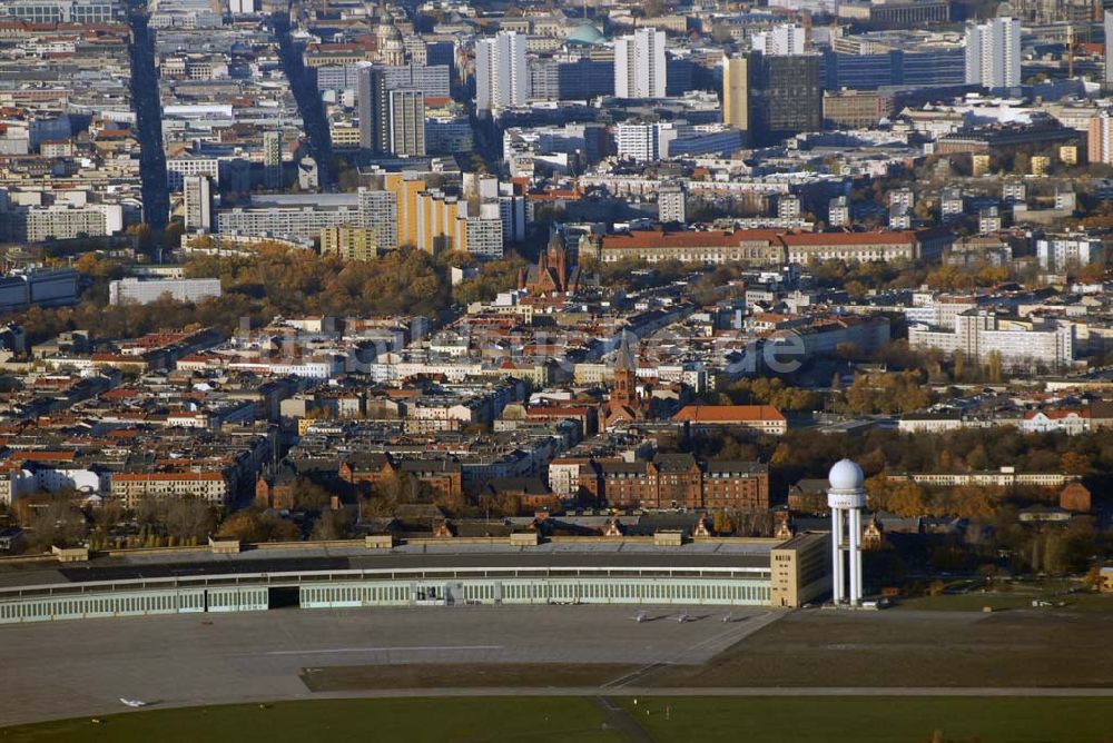 Berlin aus der Vogelperspektive: Blick auf das umstrittene Areal des Flughafens Berlin-Tempelhof mit dem Stadtzentrum von Berlin im Hintergrund