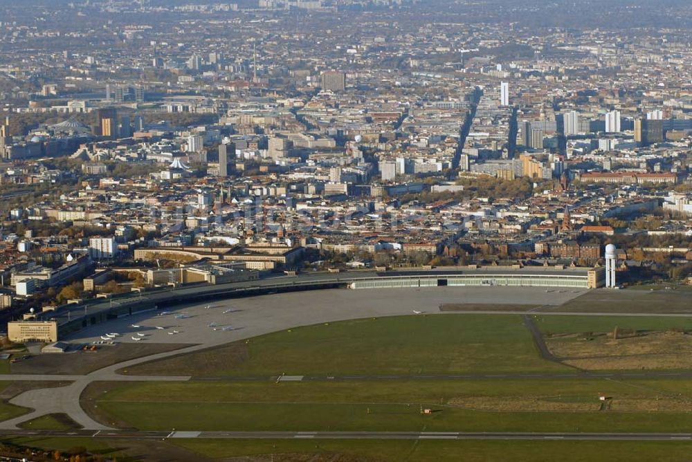 Luftbild Berlin - Blick auf das umstrittene Areal des Flughafens Berlin-Tempelhof mit dem Stadtzentrum von Berlin im Hintergrund