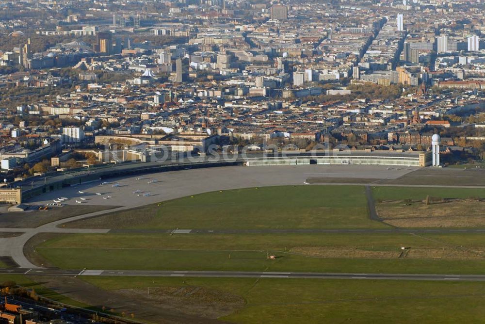 Luftaufnahme Berlin - Blick auf das umstrittene Areal des Flughafens Berlin-Tempelhof mit dem Stadtzentrum von Berlin im Hintergrund